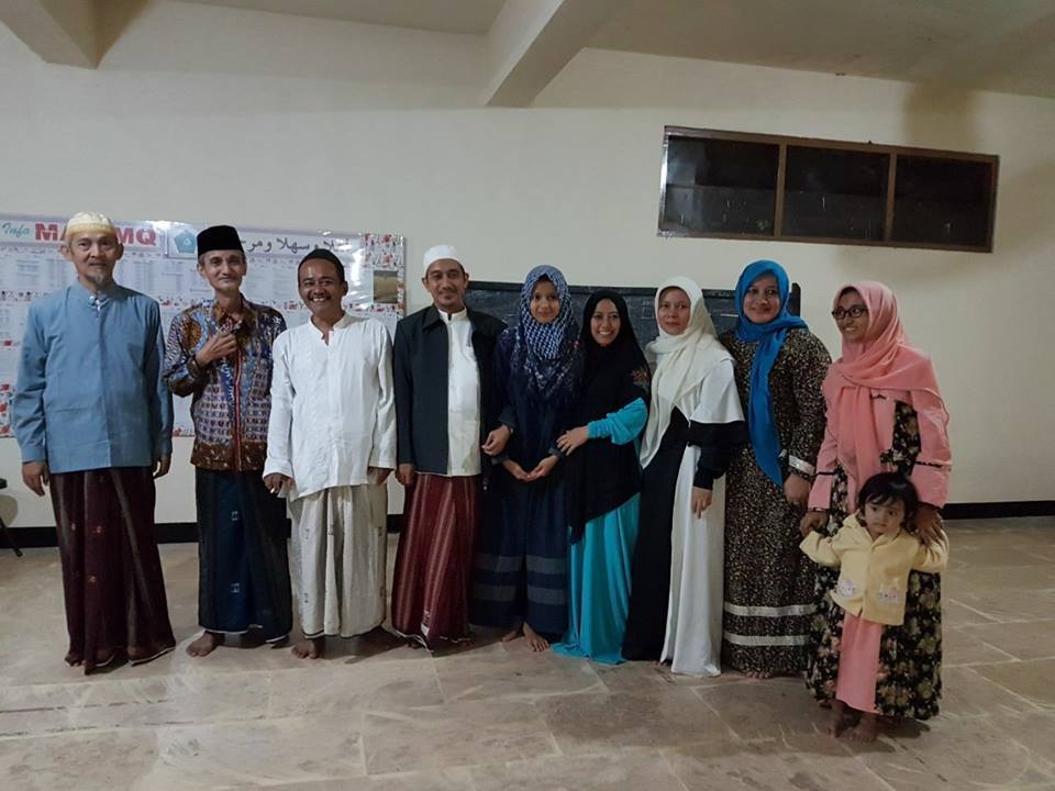 Kiai Husein Muhammad, Pengasuh Pesantren Daar-at Tauhid, Arjawingangun Cirebon bersama keluarga Ponpes Lirboyo Kediri. (Foto: Istimewa)