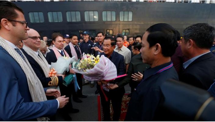 Perdana Menteri Kamboja, Hun Sen ketika menyambut penumpang kapal pesiar. (Foto: Aljazeera)