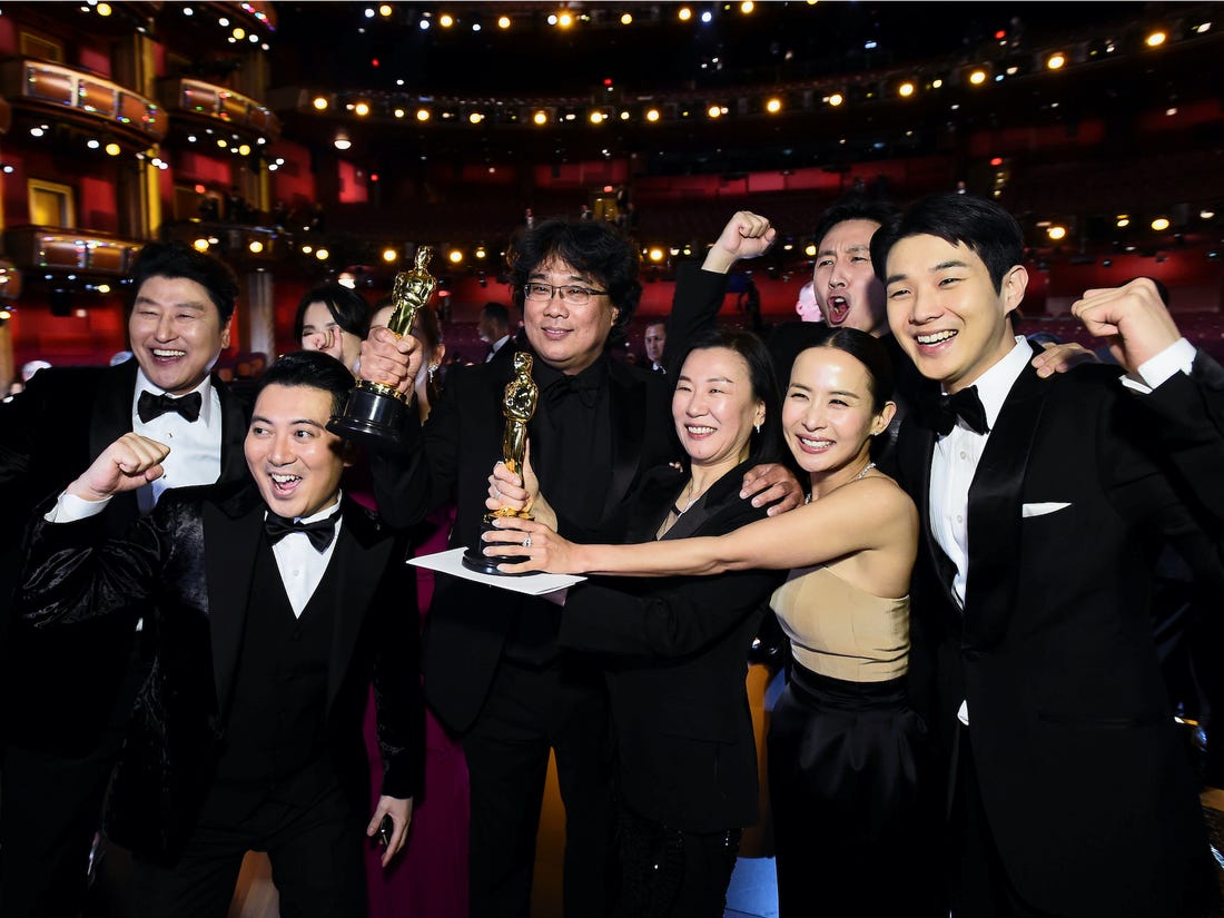 Sutradara film Parasite, Bong Joon Ho (tengah) bersama para pemain dan kru di ajang Academy Awards ke-92 atau Piala Oscar 2020. (Foto: GETTY IMAGE)