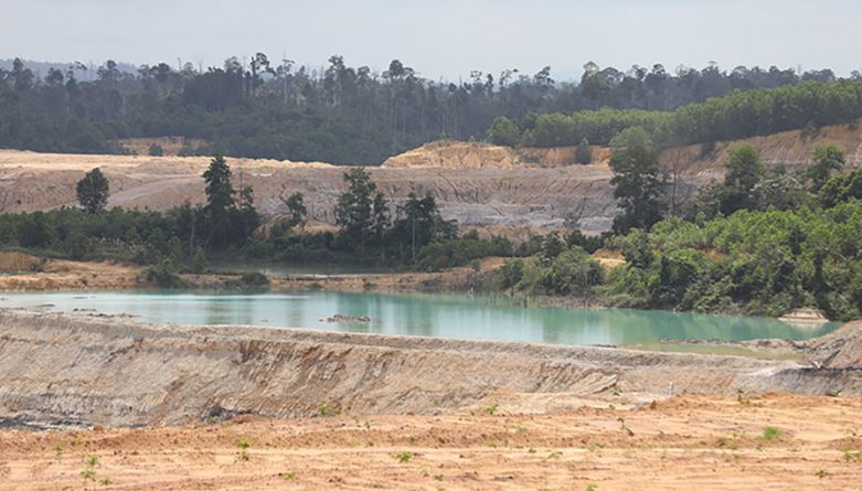Lubang tambang di Kalimantan Timur. (Foto:Mongabay)