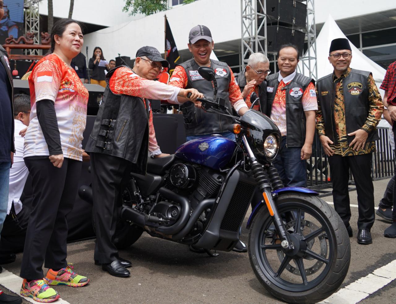 Wakil Presiden (Wapres) Ma'ruf Amin meresmikan lomba cerdas cermat Kebangsaan 4 Pilar MPR RI bagi pemotor (bikers). Acara ditandai dengan menstater motor gede. (Foto: Setwapres)