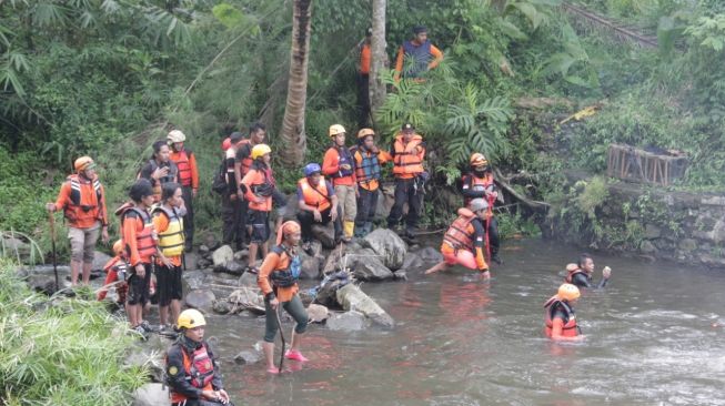 Pencarian korban susur sungai siswa SMPN 1 Turi di Sungai Sempor, Jogjakarta. (Foto: jogja.suara.com)