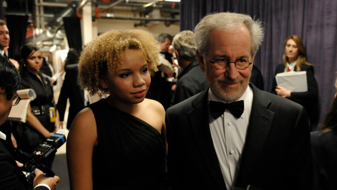 Sutradara Hollywood Steven Spielberg dan putri adopsinya, Mikaela. (Foto: The Entertainment)