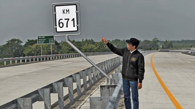 Presiden Joko Widodo (Jokowi) saat meresmikan salah satu jalan tol di Indonesia. (Foto: Dok. PUPR)
