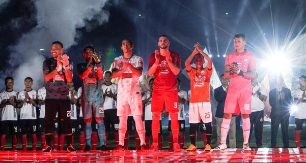 Skuad Persija Jakarta mengenakan jersey baru. (Foto: Instagram @persijajkt)