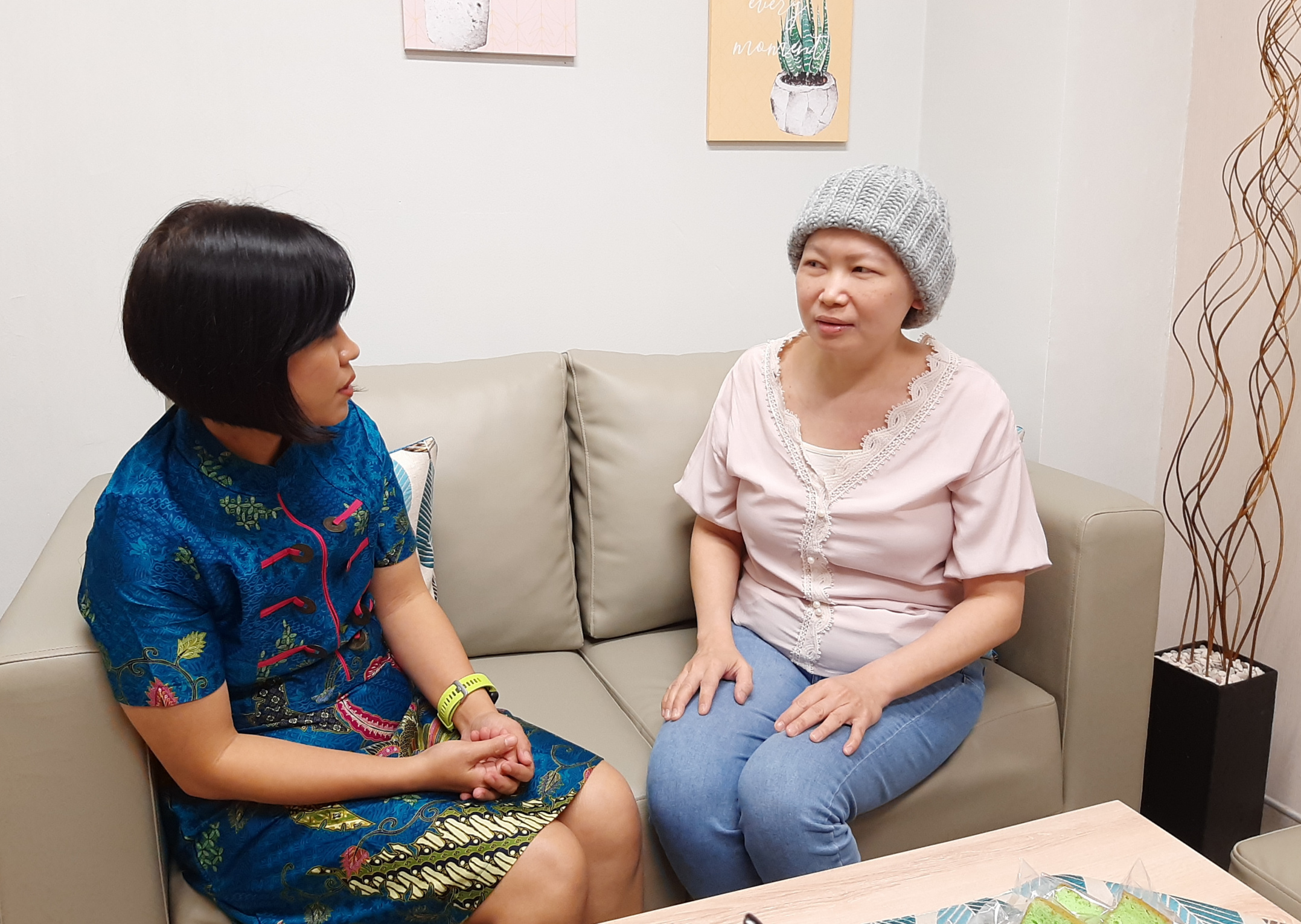 Mei Munawaroh (kiri) bersama salah satu pasien AHCC di ruang layanan PA. (Foto: Pita Sari/Ngopibareng.id)