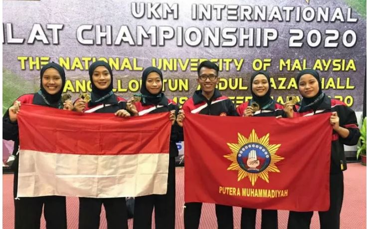 Tim ekstrakurikuler Tapak Suci di SMA Muhammadiyah 2 (SMAMDA) Sidoarjo, Provinsi Jawa Timur, meraih dua emas pada Taming Sari 10 Silat Championship 2020 yang diselenggarakan Universitas Kebangsaan Malaysia (UKM). Foto ANTARA/Rony)