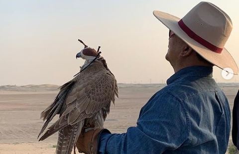 Prabowo Subianto saat melepas burung elang. (Foto: Instagram)