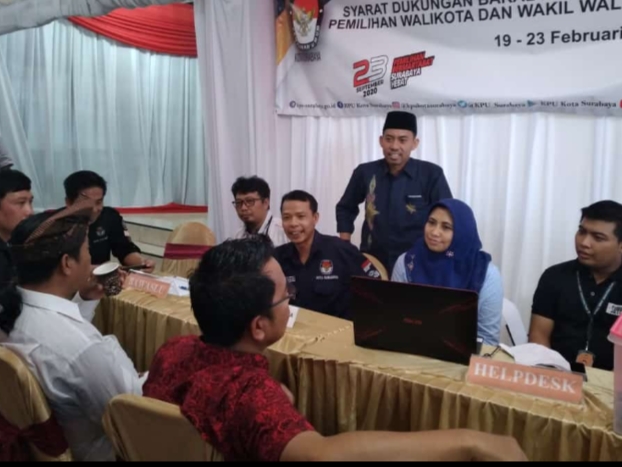 Tim panitia pendaftaran calon KPU Surabaya menerima berkas salah satu calon. (Foto: istimewa)