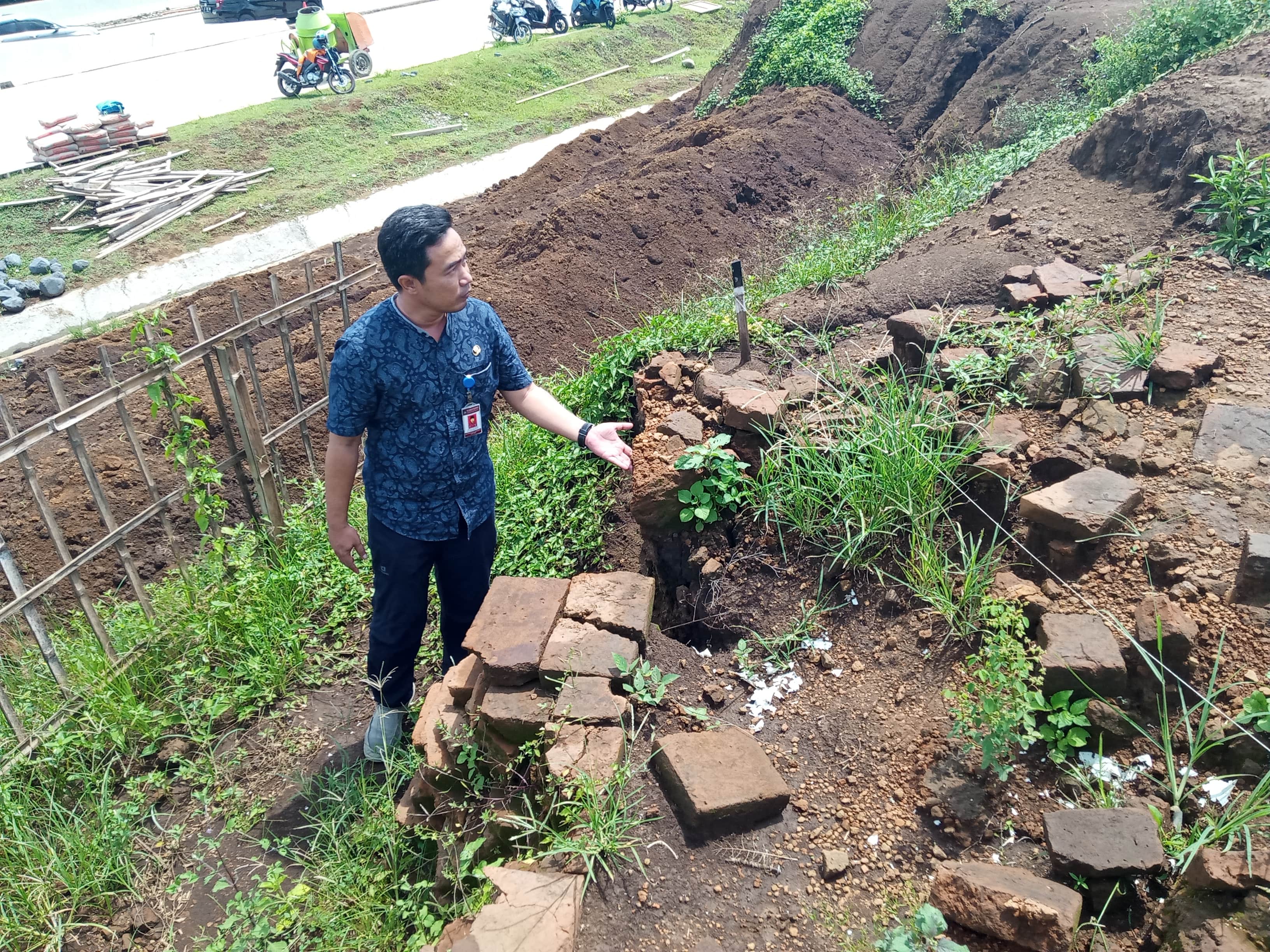Arkeolog BPCB Jawa Timur, Wicaksono Dwi Nugroho ketika meninjau Situs Sekaran di Malang, Jawa Timur (Foto: Lalu Theo/ngopibareng.id)