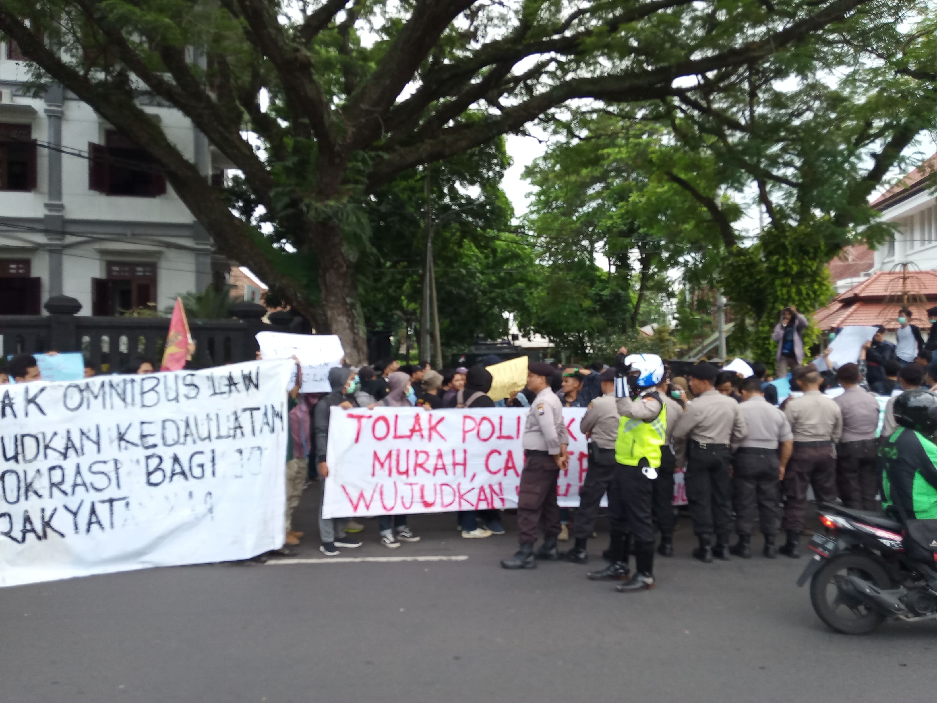 Ratusan mahasiswa di Kota Malang saat menggelar aksi menolak Omnibus Law RUU Cipta Lapangan Kerja di depan DPRD Kota Malang (Foto: Lalu Theo/ngopibareng.id)