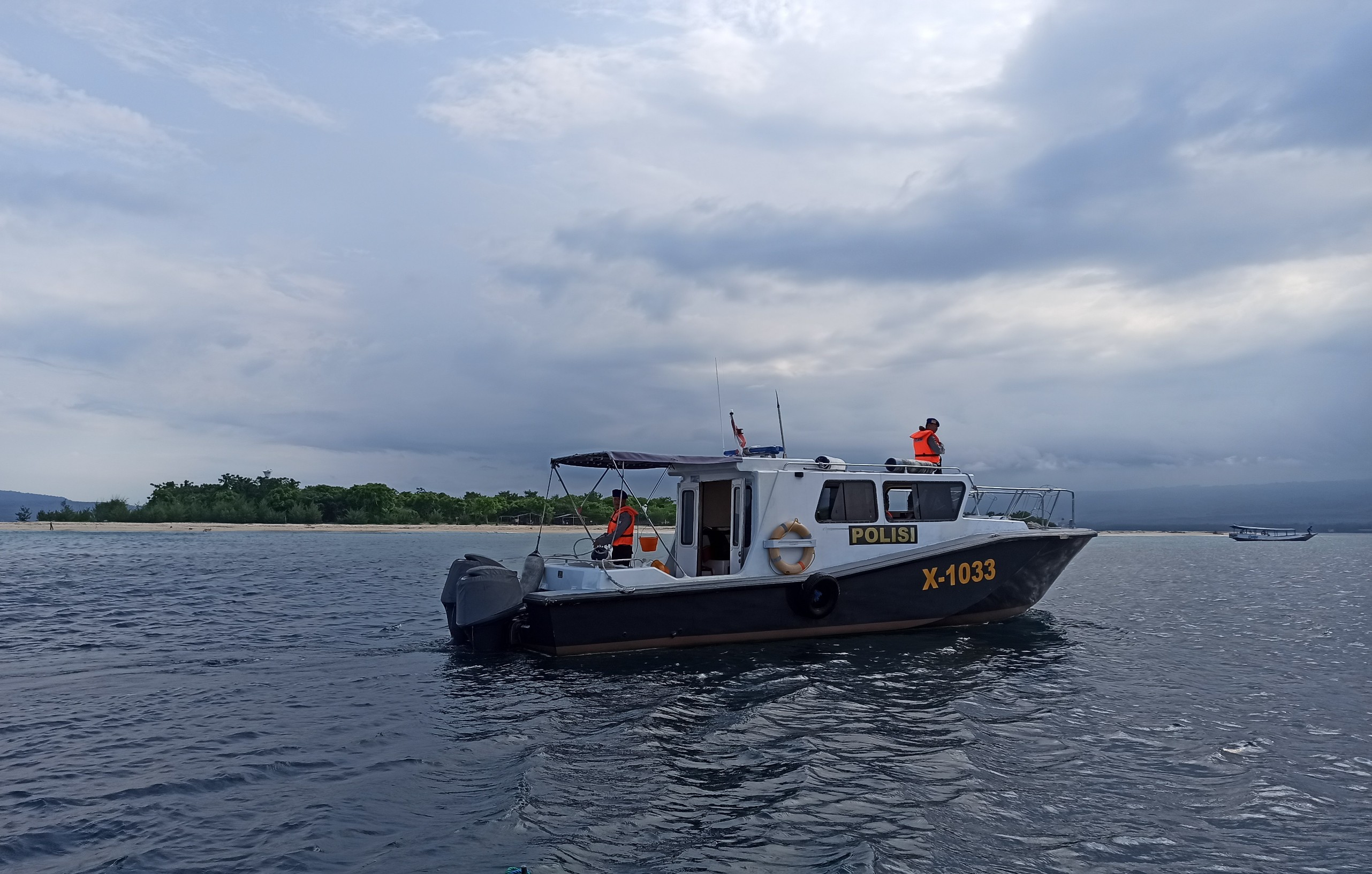 Petugas Satpolairud melakukan Patroli di sekitar pulau tabuhan yang diduga sebagai lokasi pengeboman ikan dalam video yang viral