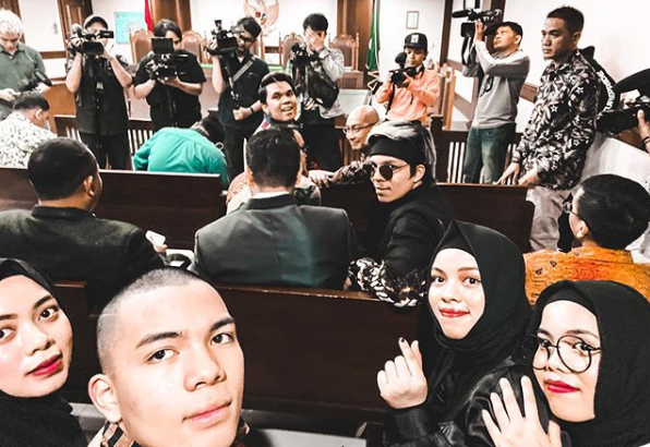 YouTuber Atta Halilintar (pakai ikat kepala) foto bareng adik-adiknya saat sidang dugaan pelanggaran hak cipta melawan label musik Nagaswara, di Pengadilan Negeri Jakarta Pusat, Senin 24 Februari 2020. (Foto: Instagram @attahalilintar)