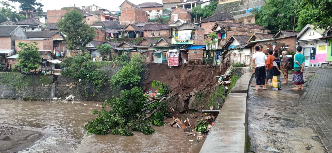 Kondisi plengsengan Sungai Brantas di Jalan Muharto RT 03, RW 09, Keluraha Kotalama, Kecamatan Kedungkandang, Kota Malang, yang longsor. (Foto: istimewa)