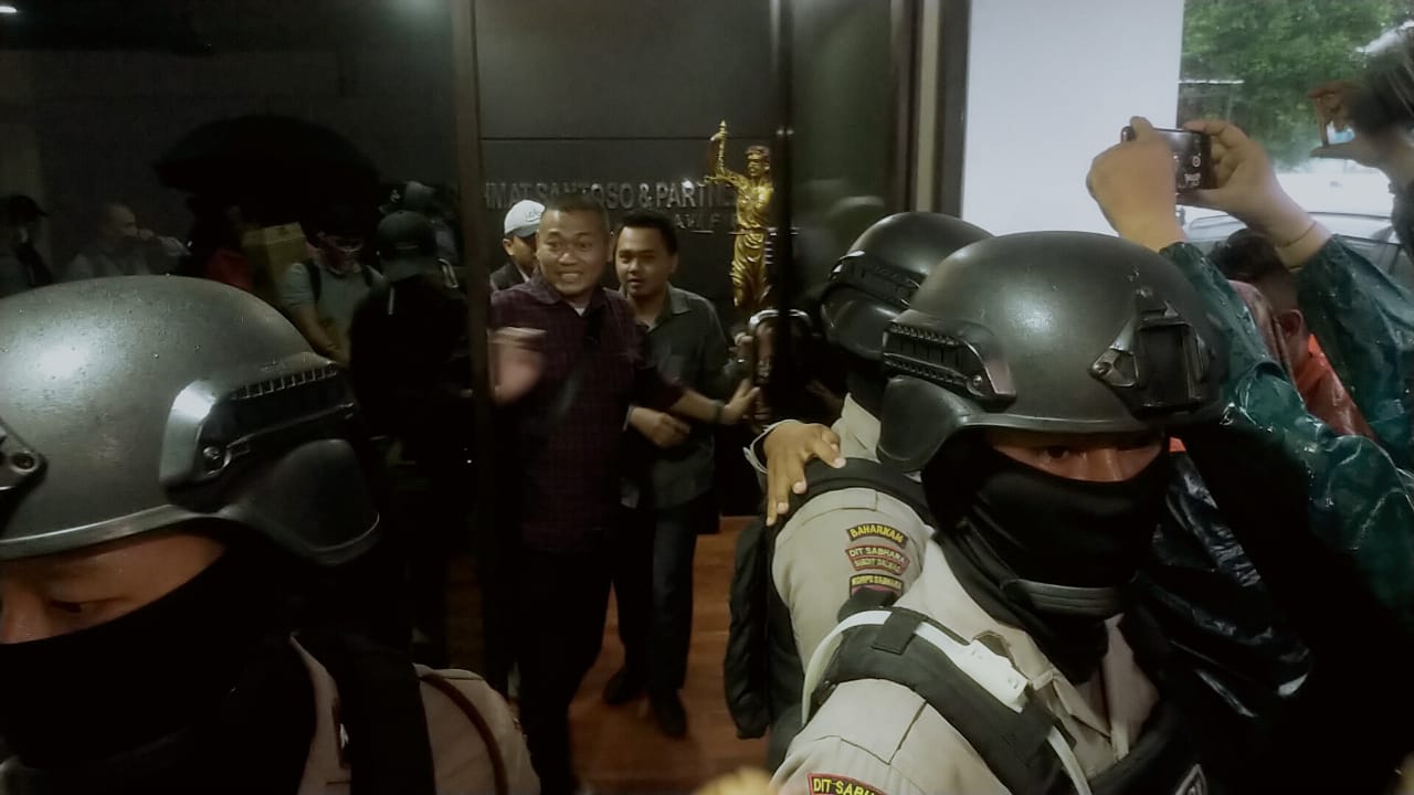 Sejumlah aparat kepolisian dari Polda Jatim mengamankan proses penggeledahan kantor pengacara di Surabaya terkait kasus Nurhadi. (Foto: Erfan Hazransyah/Ngopibareng.id)