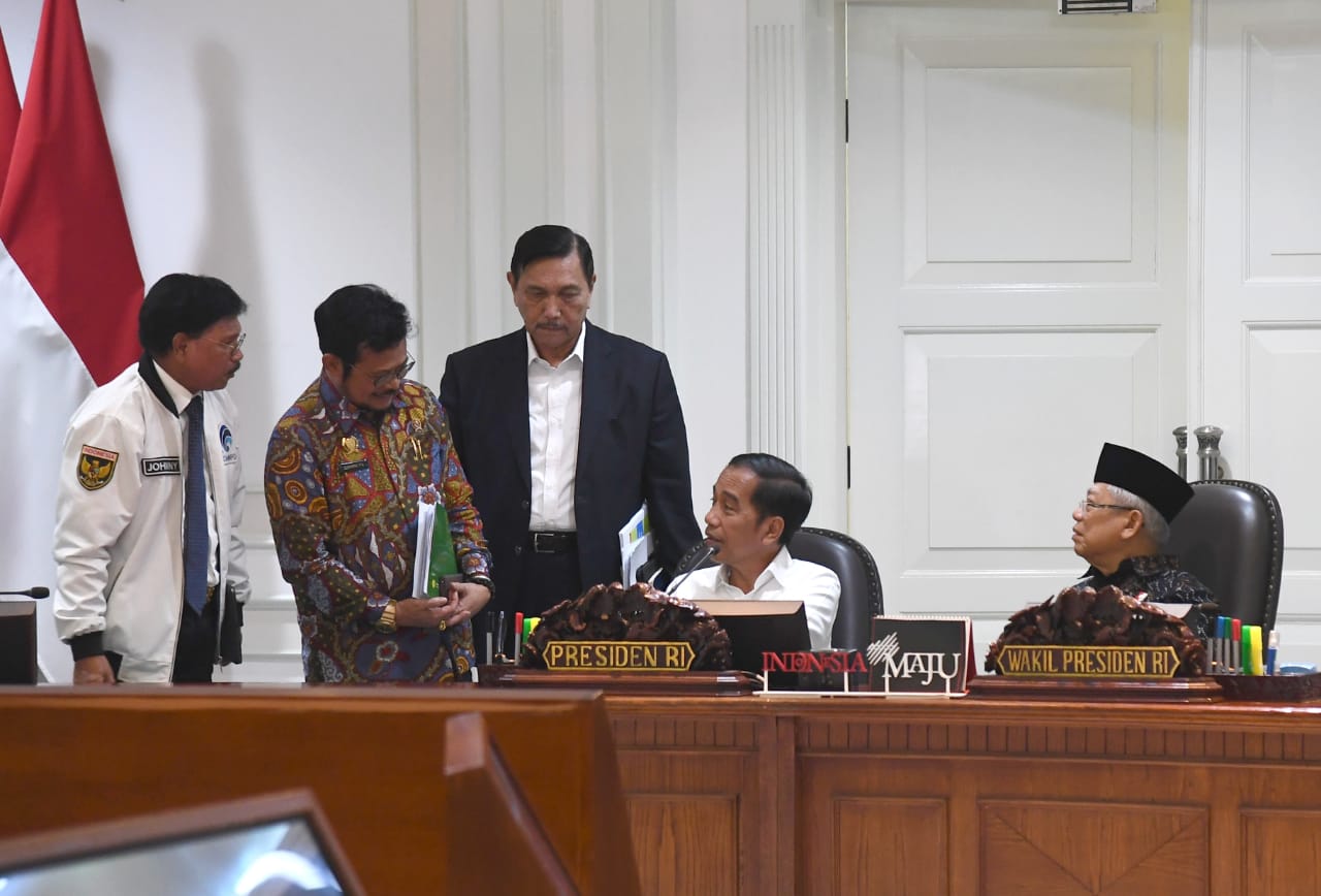 Presiden Joko Widodo (Jokowi) bersama Wapres Ma'ruf Amin dan jajaran menteri dalam rapat terbatas (Ratas) di Kantor Presiden Jakarta, Selasa 25 Februari 2020. (Foto: BPMI Setpres)