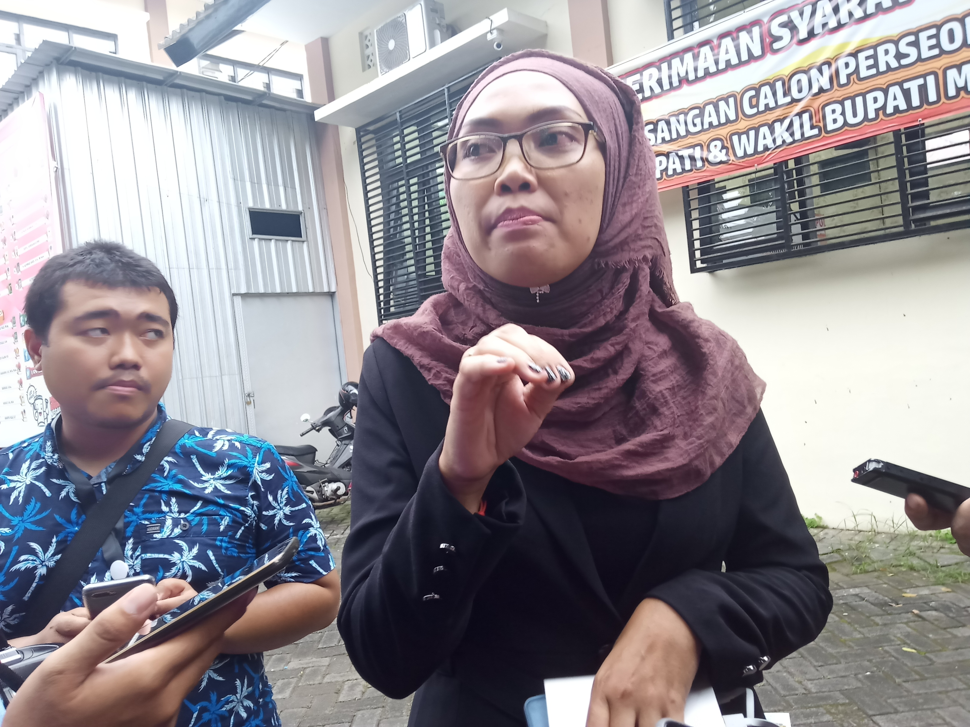 Ketua KPUD Malang, Anis Suhartini saat diwawancarai di Kantor KPUD Malang. (Foto: Lalu Theo/Ngopibareng.id)