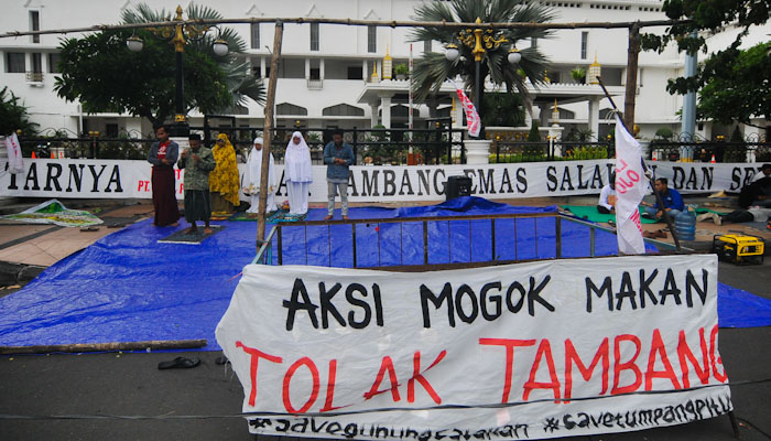 Warga Tumpang Pitu melakukan sholat Ashar didepan kantor Gubernur Jawa Timur. (foto : Erfan Hazransyah/ngopibareng.id)
