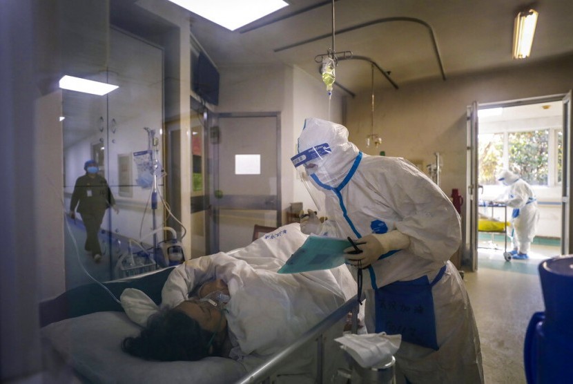 Ilustrasi penanganan medis terhadap pasien virus corona. (Foto: Chinatopix via AP)