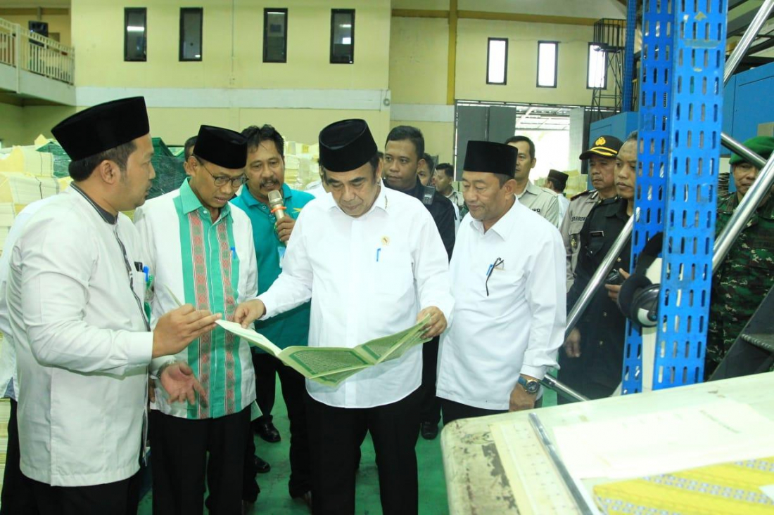 Menteri Agama Fachrul Razi mengunjungi percetakan kitab suci Unit Pencetakan Al Qur'an (UPQ) di bilangan Ciawi Bogor. (Foto: Kemenag)