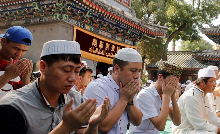 Umat islam di China berdoa, dan memberi bantuan pada pemerintah untuk atasi vu=irus corona. (Foto:Reuters)