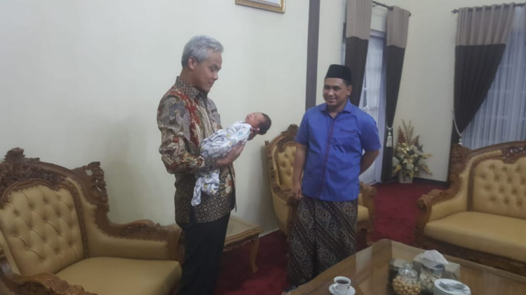 Gubernur Jawa Tengah Ganjar Pranowo saat menggendong putra ke empat Gus Taj Yasin Maimoen. (Foto: Humas/Jawa Tengah)