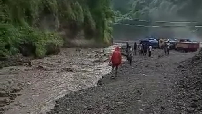 Beberapa warga mencoba menyelamatkan truk yang diterjang banjir lahar hujan Gunung Kelud. (Foto: Istimewa)