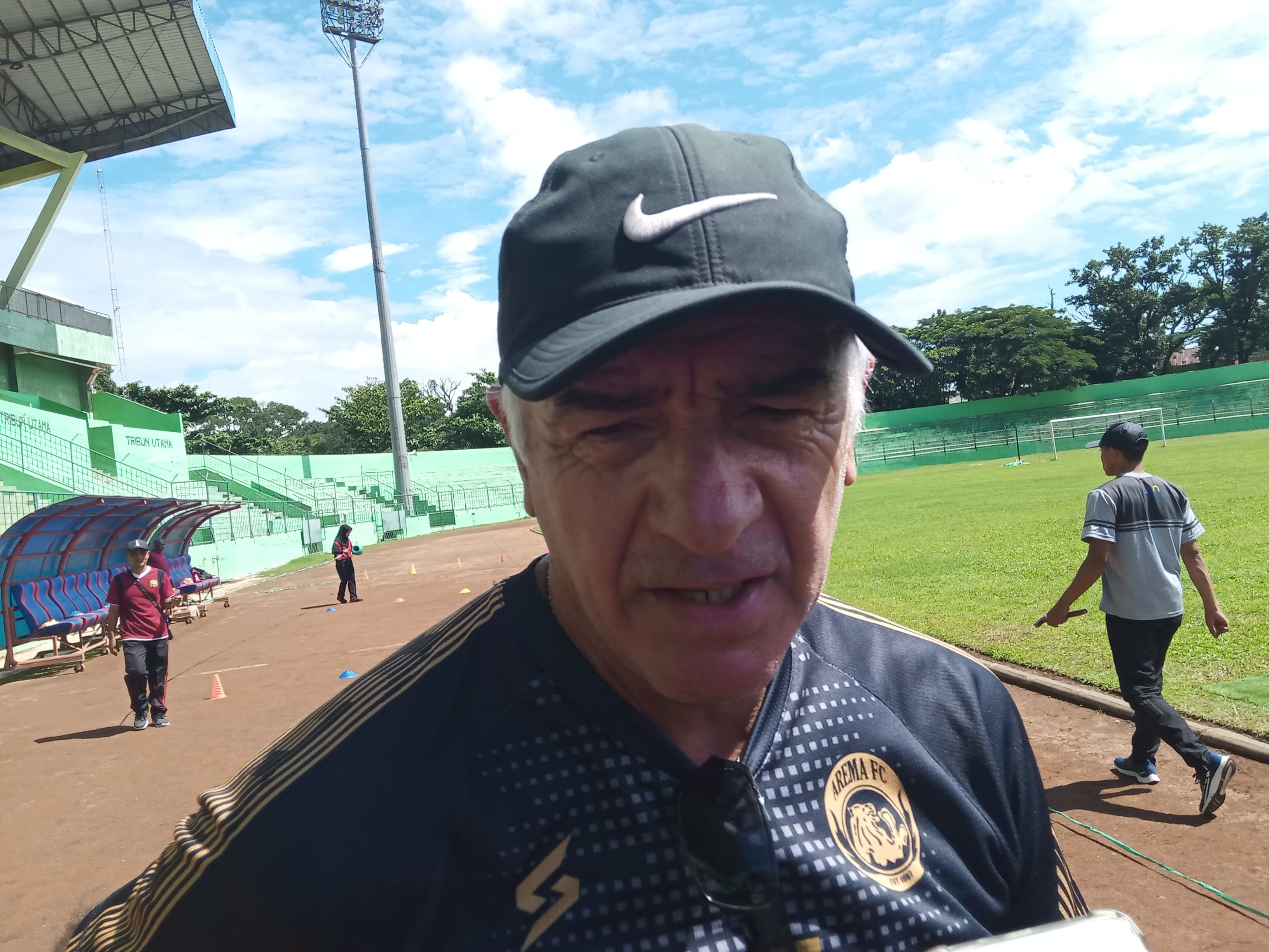 Pelatih Kepala Arema FC, Mario Gomez ditemui usai memimpin latihan (Foto: Lalu Theo/Ngopibareng.id)