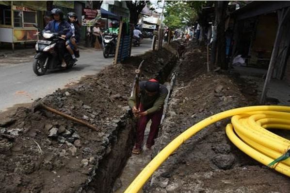 Pekerja menggarap pemasangan pipa gas untuk disalurkan ke permukiman. (Foto: Antara)