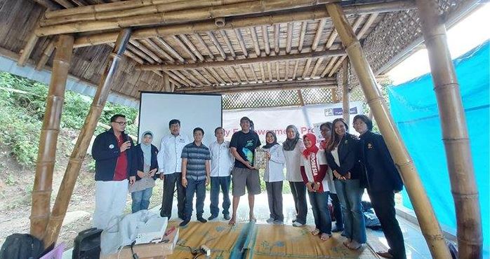  Perwakilan dari Manajemen PGN berfoto bersama masyarakat sekitar dan Staf Badan Litbang Kementerian Pertanian di Desa Silimalombu, Samosir, Sumut, Senin 4 November 2019. 