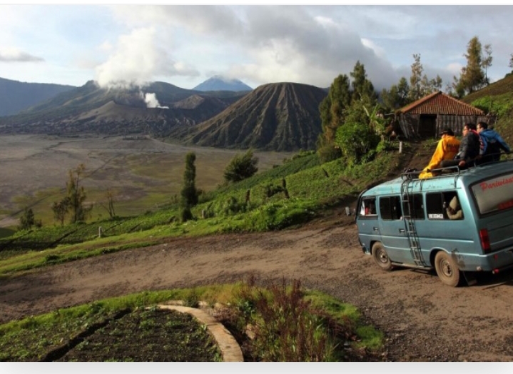 Kendaraan yang akan melintasi kawasan wisata Gunung Bromo. (Foto: Ikhsan/Ngopibareng.id)