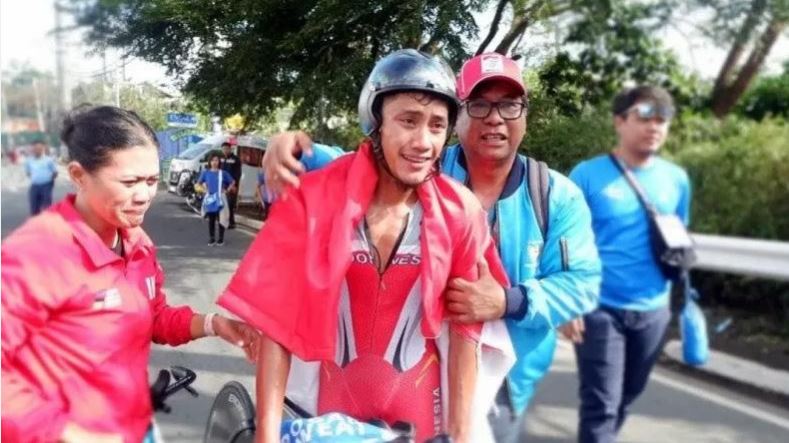 Pembalap sepeda Indonesia Aiman Cahyadi (tengah) usai menyelesaikan balapan nomor ITT SEA Games 2019, Kamis 5 Desember 2019. (Foto: Antara)