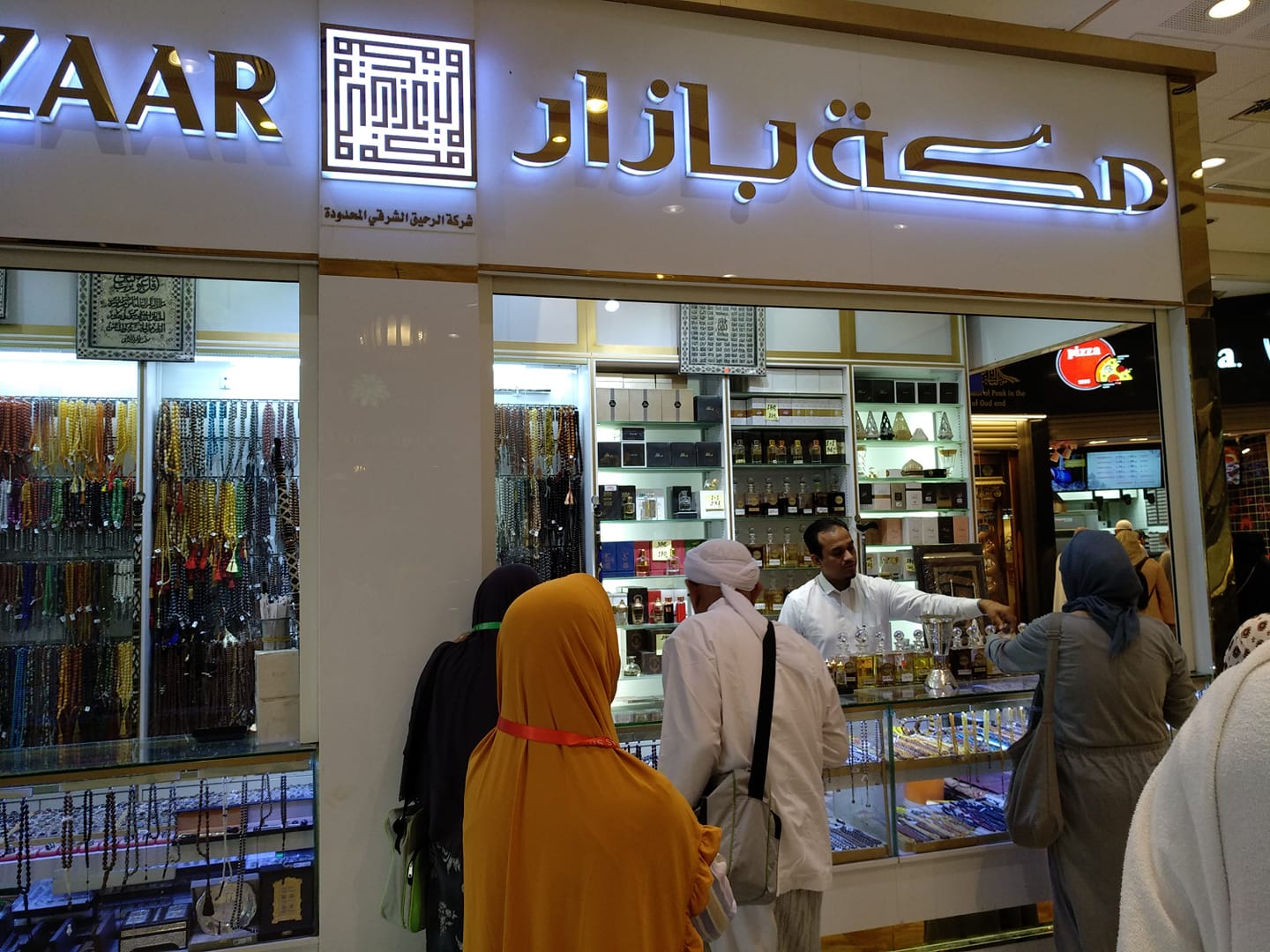 Gus Mus sedang melihat-lihat tasbih dan pernik-pernik bebatuan di sebuah toko di depan Masjidil Haram di Mekah. (Foto: akun Fb Ulil Abshar Abdalla)
