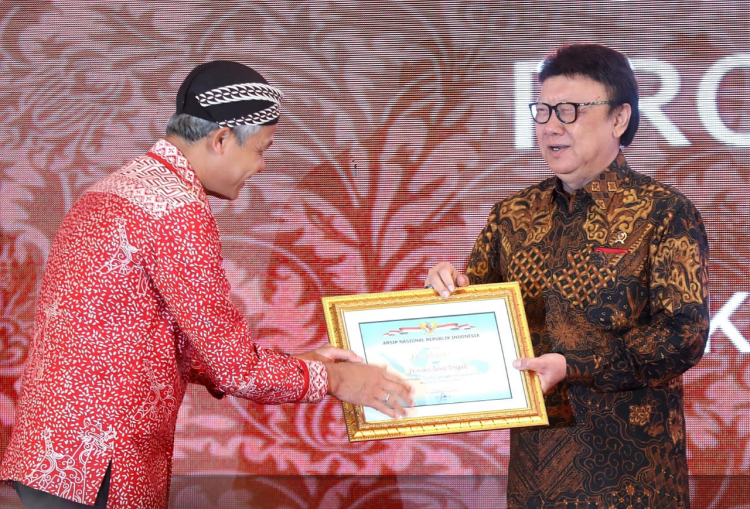 Menpan RB Tjahjo Kumolo menyerahkan penghargaan pada Gubernur Jawa Tengah Ganjar Pranowo. (Foto: Humas/Jawa Tengah)