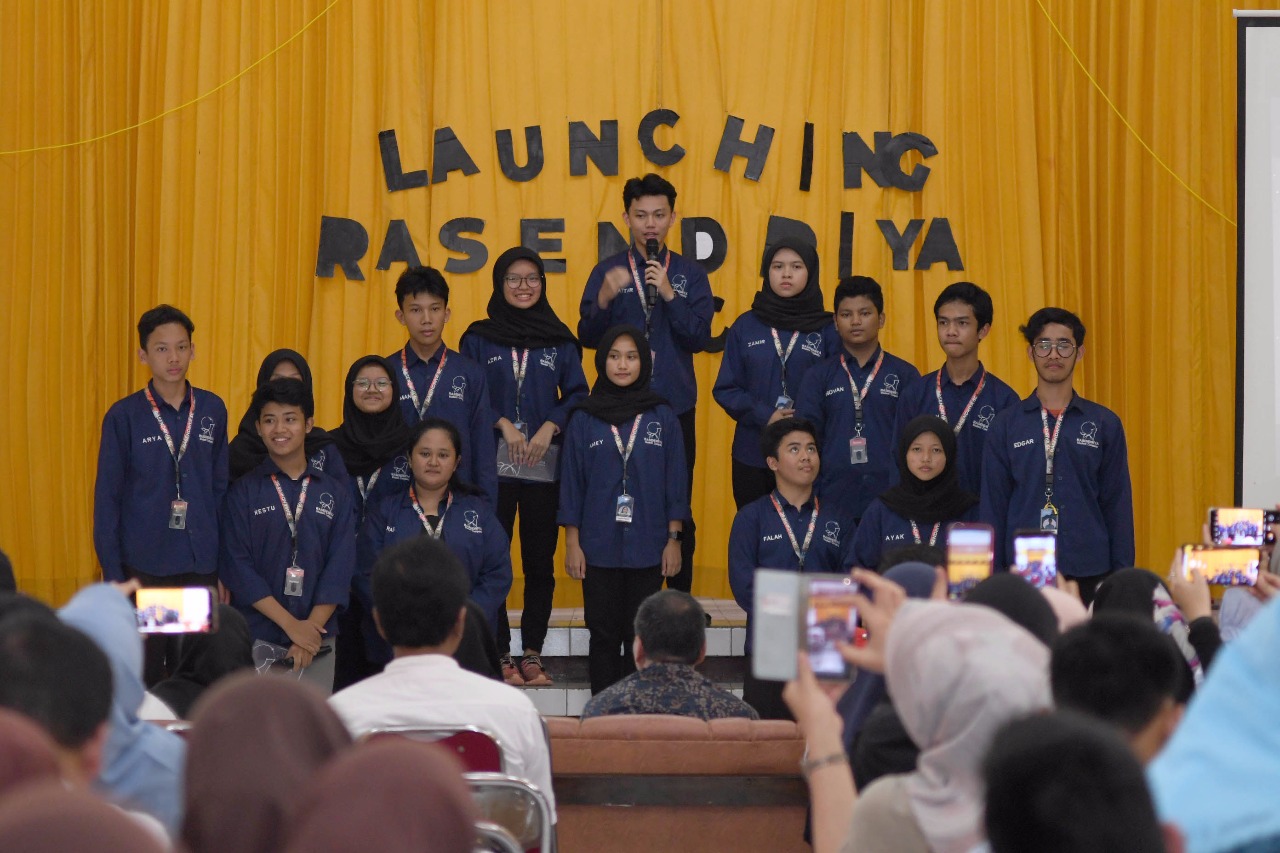  Anggota perusahaan Resendriya, perusahaan milik siswa SMAN 16 Surabaya. (Foto:Pita Sari/Ngopibareng.id)