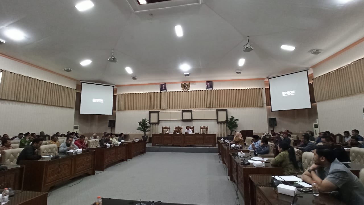 Hearing Asosiasi BPD dengan  DPRD Banyuwangi. (Foto: M Hujaini/Ngopibareng.id)