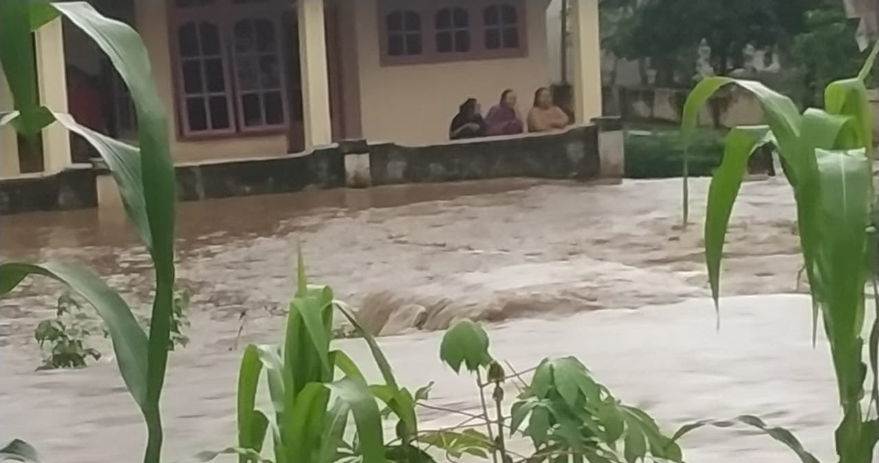 Banjir menggelontor di atas jembatan Desa Bayeman, Kecamatan Tongas, Kabupaten Probolinggo. (foto: Ikhsan Mahmudi/ngopibareng.id)