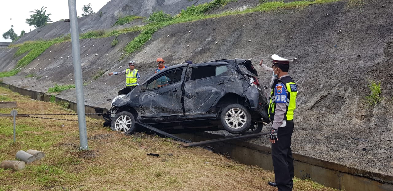Mobil Daihatsu Ayla yang mengalami laka tunggal di Tol Pandaan-Malang KM 78 (Foto: Istimewa)
