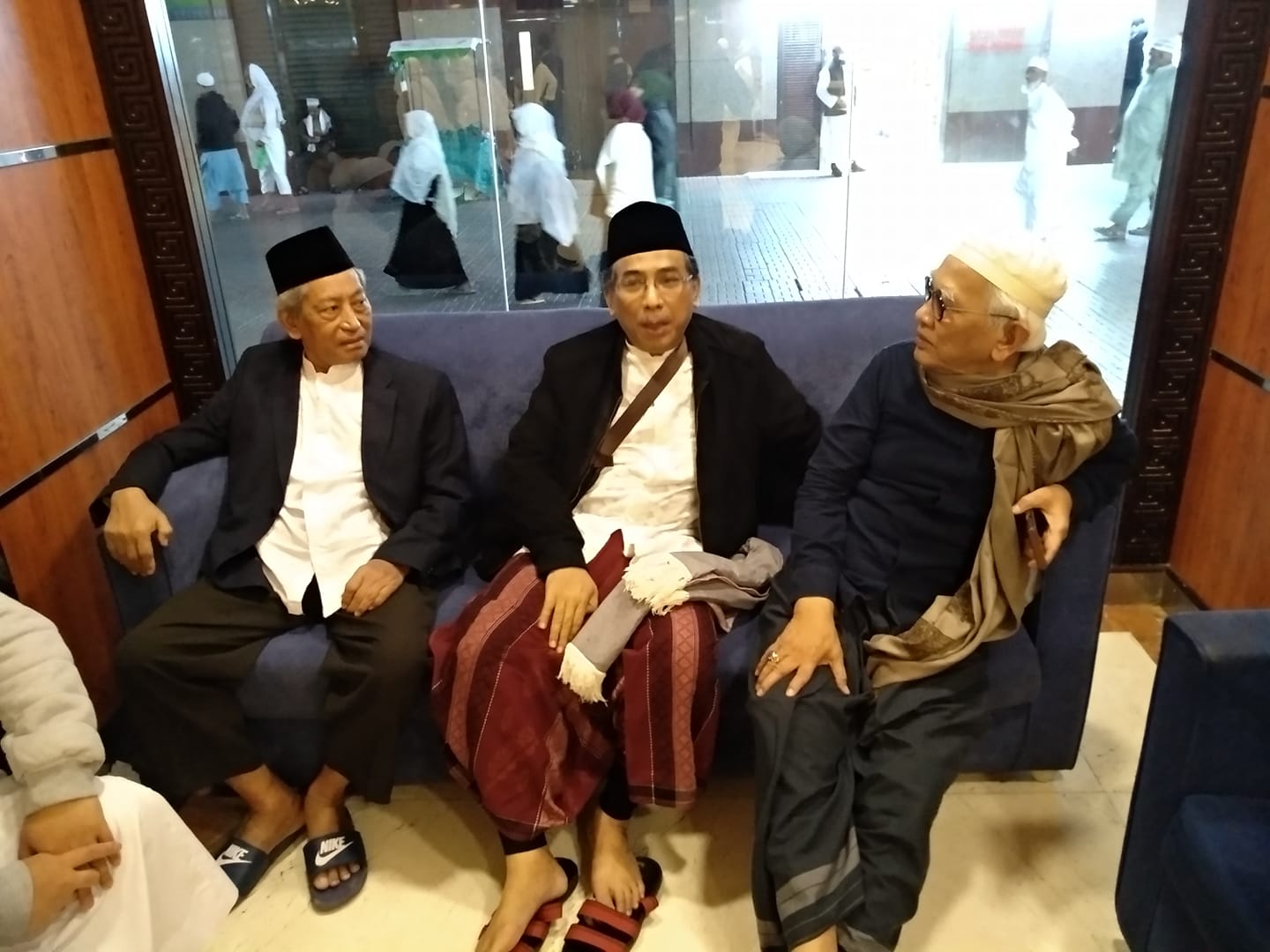 KH Mustofa Bisri bersama KH Yahya Cholil Staquf dan salah seorang yang sedang bertemu di Makkah. (Foto: Istimewa)