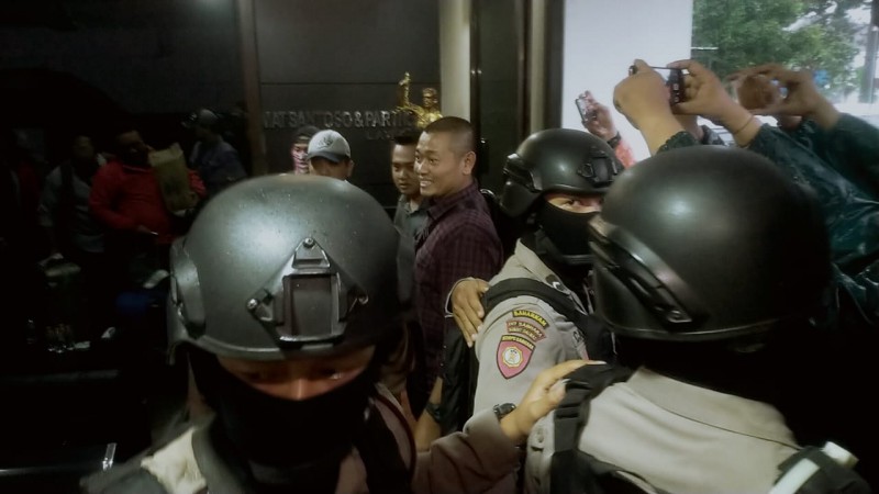 Penyidik KPK ketika menggeledah kantor pengacara Rakhmat Santoso di Surabaya, Selasa, 25 Februari 2020. (Foto: Erfan Hazransyah/Ngopibareng.id)