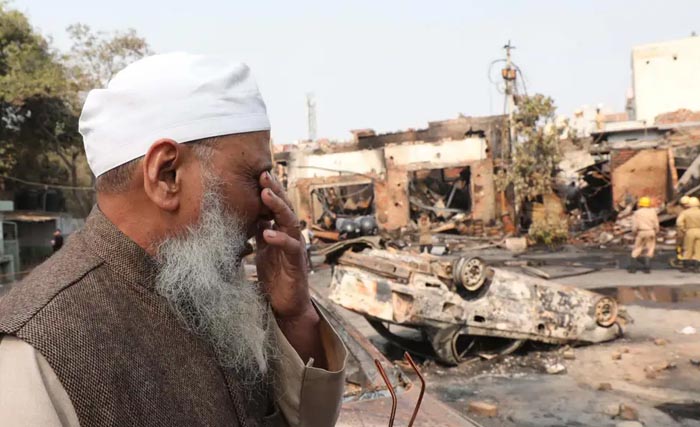 Seorang warga muslim di New Delhi meratapi kerusakan yang terjadi akibat bentrokan antara kelompok. (Foto:Reuters)