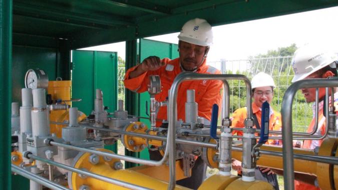 Ilustrasi pegawai PT PGN sedang memelihara jaringan gas bumi. (Foto: Istimewa)