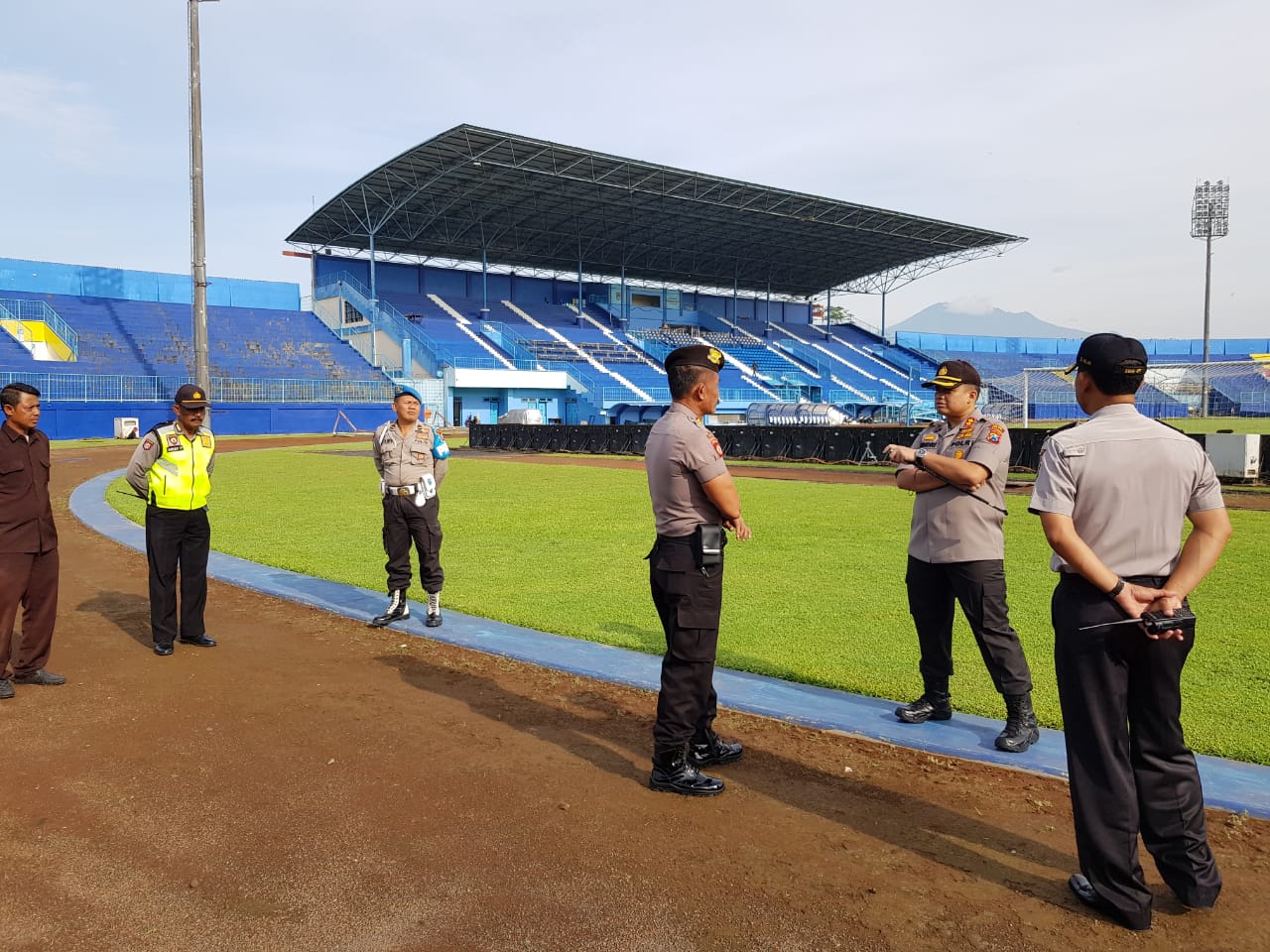 Polres Malang saat meninjau Stadion Kanjuruhan. (Foto: Istimewa)