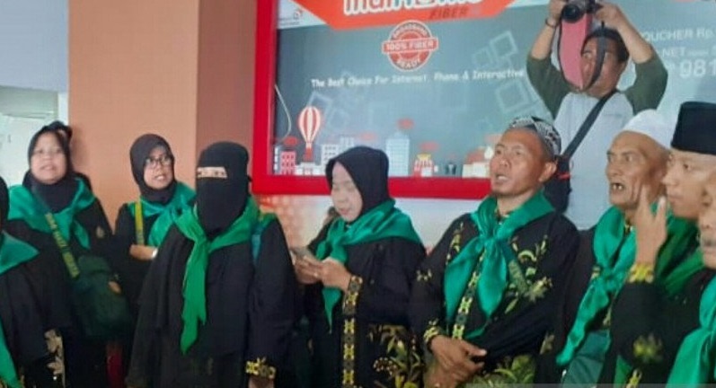 Jamaah Umrah asal Palembang di Bandara Sultan Mahmud Badaruddin II, Palembang. (Foto: Antara)