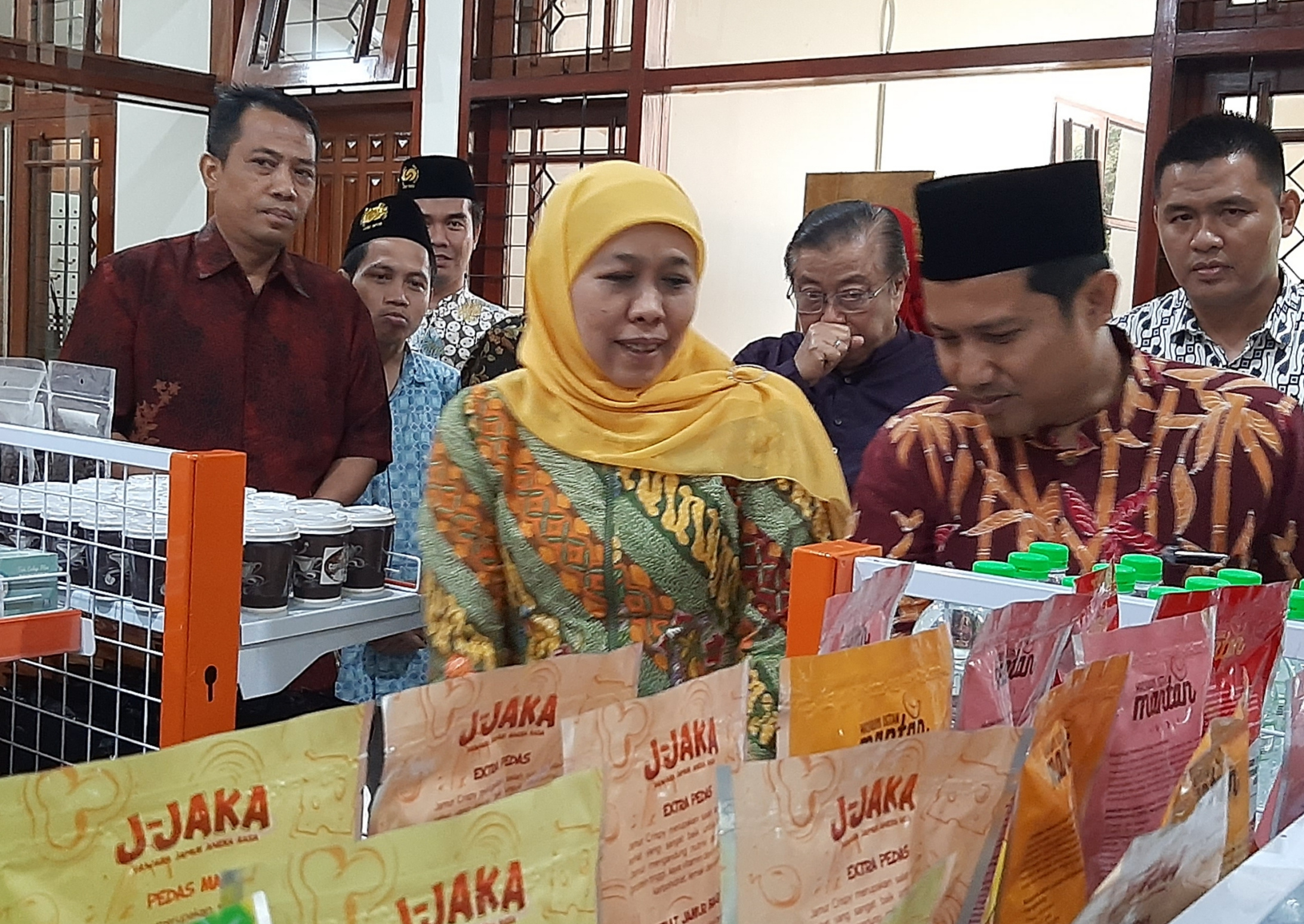 Gubernur Jawa Timur (Jatim) Khofifah Indar Parawansa ditemui saat mengunjungi Opop di Unusa. (Foto:Pita Sari/Ngopibareng.id)