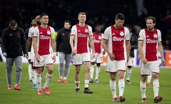Para pemain Ajax tertunduk lesu usai mengalahkan Getafe, Jumat dini hari. (Foto:Reuters)