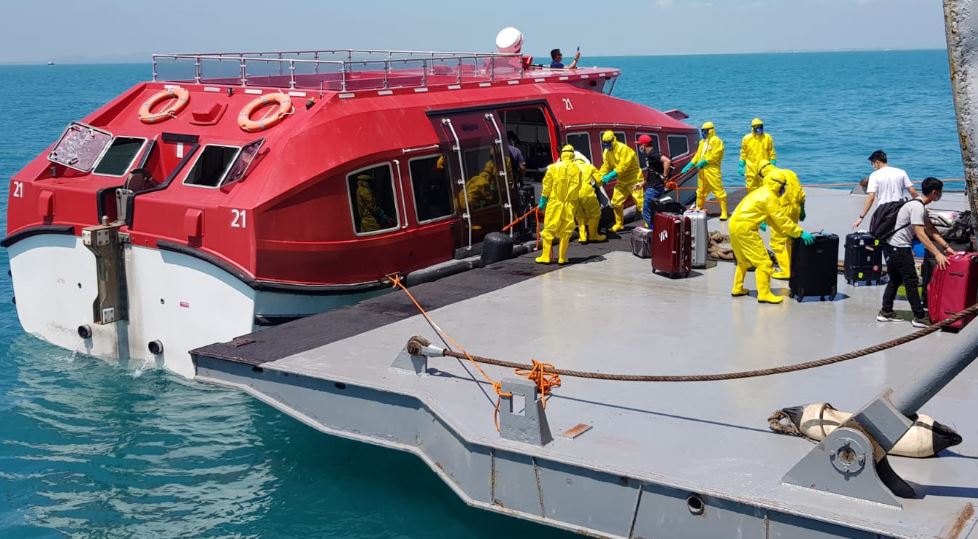 Evakuasi 188 WNI awak kapal World Dream Hong Kong di Perairan Kepulauan Riau (Kepri) dan dalam perjalanan ke Pulau Sebaru Kecil. (Foto: Dok. Kemenkes RI)