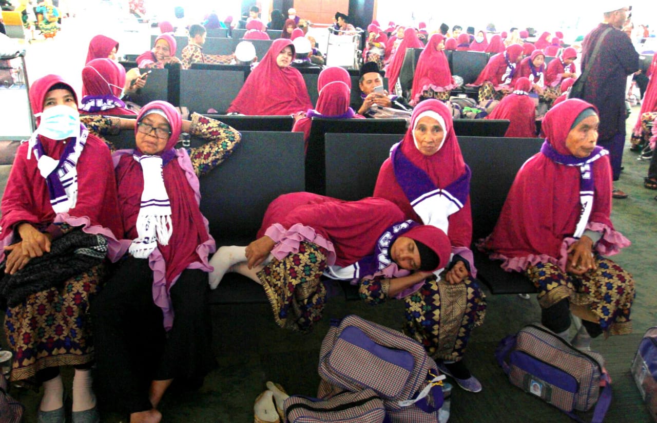 Jemaah umrah  mencoba bertahan di Terminal 3 Bandara Internasional Soekarno Hatta. Berharap tetap diberangkatkan. (Foto: Istimewa)