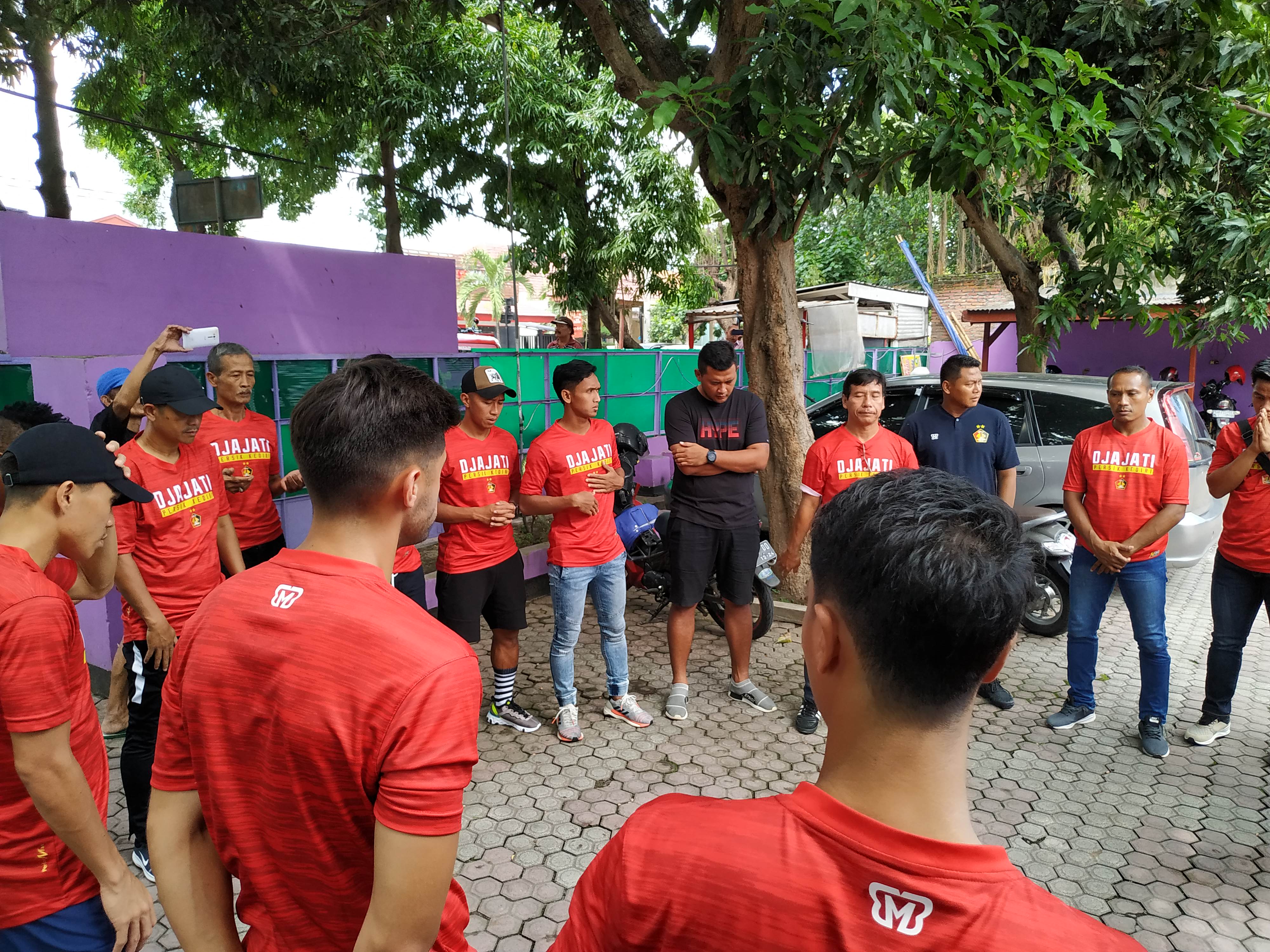 Persiapan skuad Persik Kediri berangkat ke Surabaya jelang tanding Liga 1 2020 kontra Persebaya, Sabtu 29 Februari 2020. (Foto: Fendhy Plesmana/Ngopibareng.id)