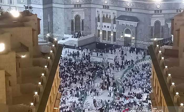 Keadaan di luar Masjidil Haram di Kota Mekah, Kamis malam. Para jemaah tetap beribadah seperti biasanya. Tampak para jemaah hendak masuk ke Masjidil Haram.(Foto:Antara)
